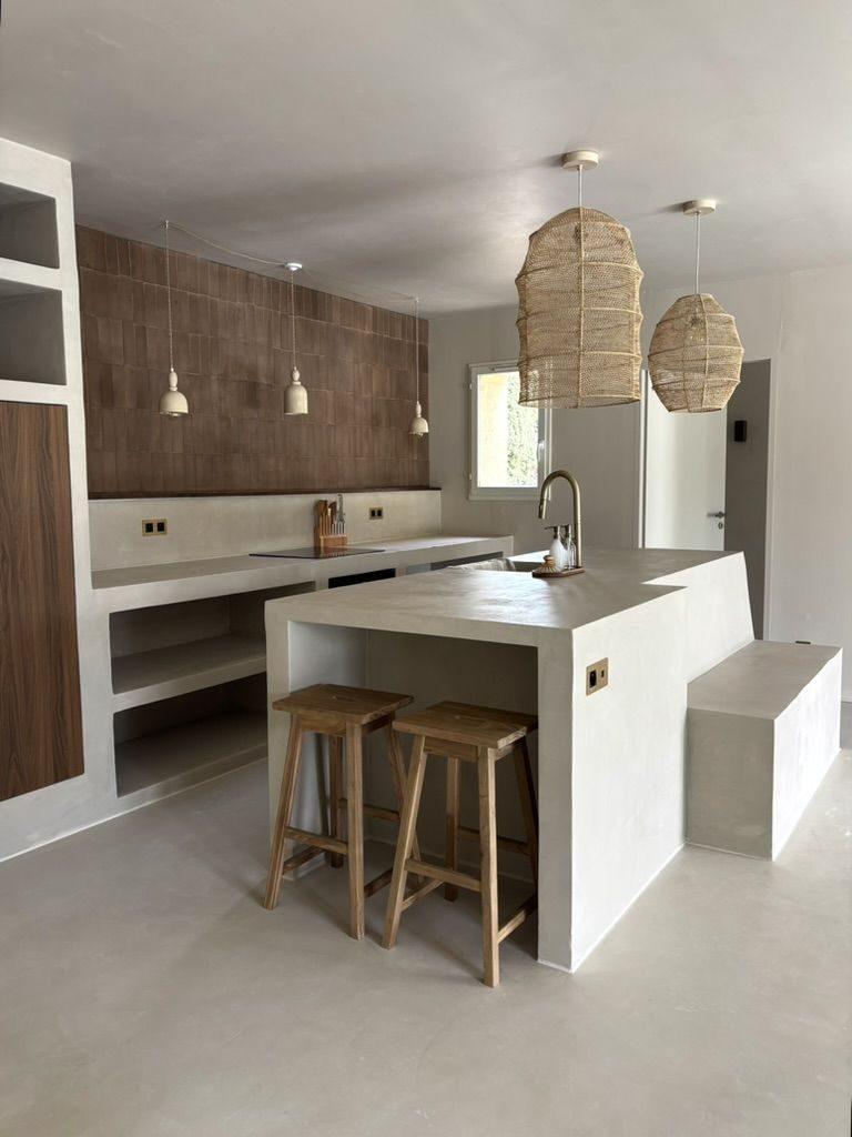 Reforma integral con cocina abierta y microcemento
